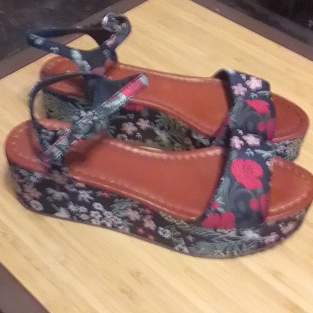 American Eagle platform sandals